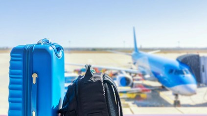 Gepäck an einem Flughafen mit Flugzeug auf Rollfeld