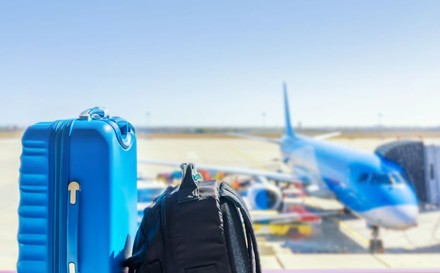 Gepäck an einem Flughafen mit Flugzeug auf Rollfeld