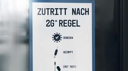 Schild zur 2G-plus-Regel