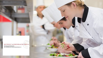 Jungköche beim Anrichten der Speisen, Logo des Rudolf Achenbach Preises