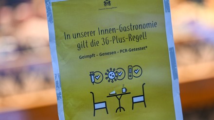Plakat mit der Aufschrift „In unserer Innen-Gastronomie gilt die 3G-Plus-Regel! geimpft – genesen – PCR-getestet“.