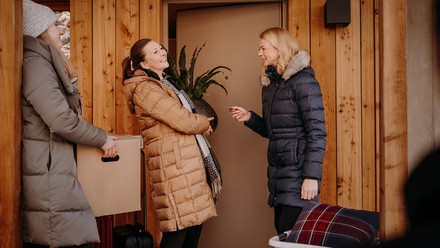 Katharina Schreiner und Sike Beyer bei der Schlüsselübergabe.