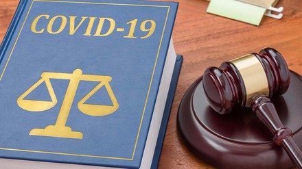 Richterhammer und Rechtsbuch