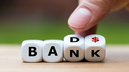 Würfel bilden das Wort „Bad Bank“