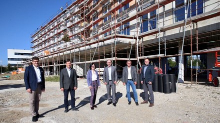 Richtfest für das erste Aiden by Best Western in Österreich: (v.l.:) CEO Marcus Smola, Imre Csordas von Hotelbetreiber Accent Hotel, Ivona Meissner von BWH, Bürgermeister Gerald Hackl, Wolfgang Schlederer, Geschäftsführer Er-Sie-Es-Bau und Stadtvize Helmut Zöttl.