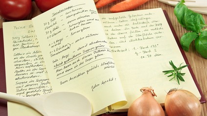 Ein aufgeschlagenes Kochbuch.