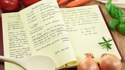 Ein aufgeschlagenes Kochbuch.