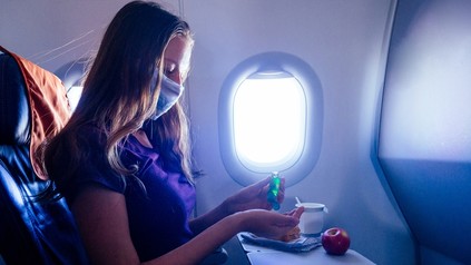 Eine Frau in einem Flugzeug