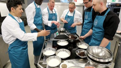 Ronny Siewert, Steffen Duckhorn, Reza Habibi, Boubout Aba Mbarak, Jeremy Hycnar und Anton Hrechko bei einer Besprechung in der Küche