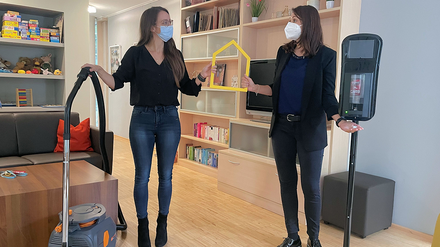 Désirée Krapp, Key Account Managerin Diversey und Kerstin Kiendl, Leitung Ronald McDonald Haus München-Großhader. (Foto: © Diversey)
