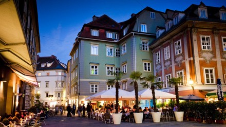 Naechtliches Stadtleben in Graz