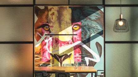 Buntes, abstraktes Gemälde einer Löwin an der Wand des the niu Leo in Nürnberg