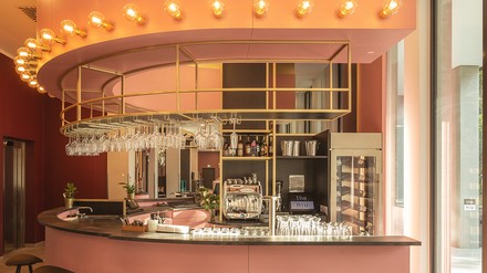 Pinkfarbene Bar im Hotel the niu Loco in München.