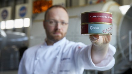 Jörg Hofmann, Head of Global Culinary Excellence bei der LSG Group, mit einer autoklavierten Portion Käsespätzle