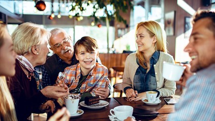 Familie zu Weihnachten im Restaurant