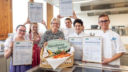 Alle Gold-Zauberlehrlinge mit Tourismuslandesrätin Petra Bohuslav