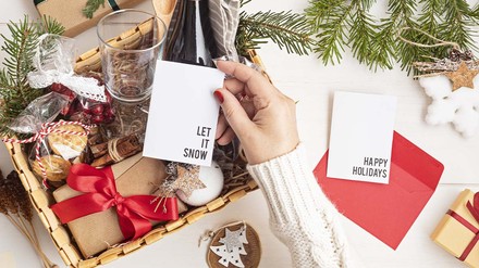 Liebevoll verpackte Box mit Wein und Naschereien zu Weihnachten