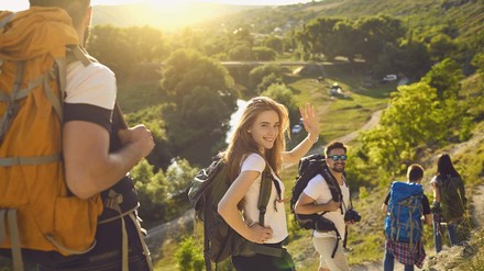 Wanderer steigen im Grünen vom Berg ab