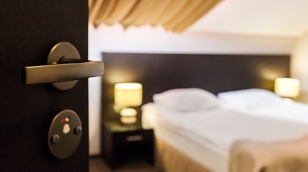 Ein leeres Hotelzimmer