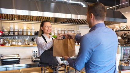 Essensübergabe in einem Restaurant