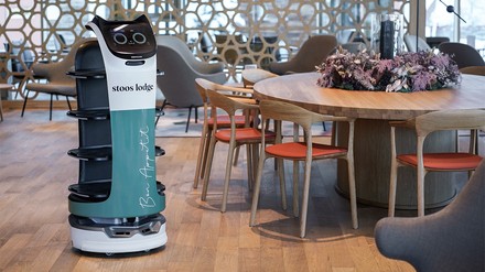 BellaBot im Restaurant der Stoos Lodge