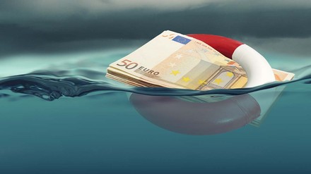 Rettungsring mit Geld im Meer