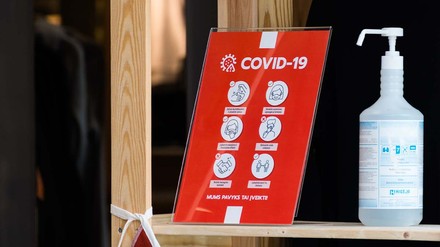 Desinfektionsmittel und Schild mit den Hygienemaßnahmen