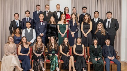 Hinten v.l.n.r.: Marco Böni, Chur; Maurin Lustenberger, Kölliken; Talin Allemann, Langenthal; Samuel Dähler, Weissbad; Jan Kleiber, Liebefeld; Joanne Ruf, Egg bei ZH; Nina Fopp, Haldenstein; Qirui Wu, Shenzhen; Yitian Zheng, Chongqing; Byeongjun Kim, Seoul Mitte v.l.n.r.: Saida Wangoi Sharif, Dübendorf; Lennan Sarathchandra, Bremgarten; Chiang Dinh-Khai Nguyen, Berlin; Laura Solèr, Chur; Kathrin Speckien, Cham; Lea Clavadetscher, Maienfeld; Xi Zeng, Chengdu; Camilla Lindquist Pedersen, Chur Vorne v.l.n.r.: Kathrin Bachmann, Bad Ragaz; Irina de Gennaro, Scuol; Sophia Kuhn, Langnau am Albis; Franziska Wölfle, Efringen Kirchen; Cynthia Kneubühler, Rüschlikon; Johanna Hagen, Neudorf; Yen-Tung Hsiung, Taichung City; Shuang Yang, Chongqing.