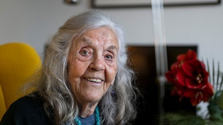 Ursula Winnington, die Kochqueen der DDR, sitzt in einem Sessel.