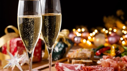 Eine geschmückte Weihnachtstafel.