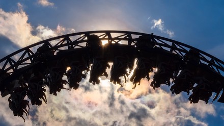 Eine Achterbahnfahrt im Freizeitpark.