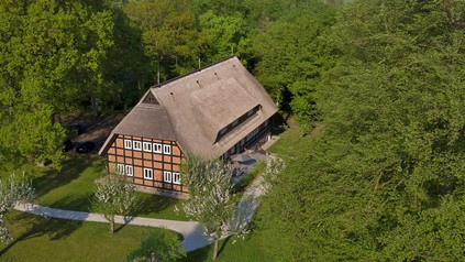 Der Park am See am Westufer des Tollensesees.