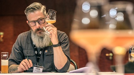 Bierkenner Oliver Wesseloh degustiert ein Bier.