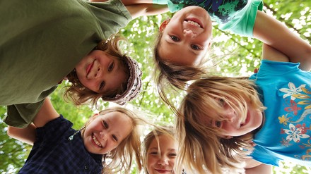 Kinderfreundliche Hotels in Europa. Kinder im Kreis.