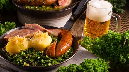 Bratwurst mit Grünkohl schmeckt herrlich.