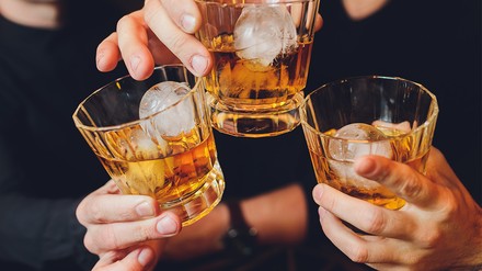 Mit Alkohol anstoßen.