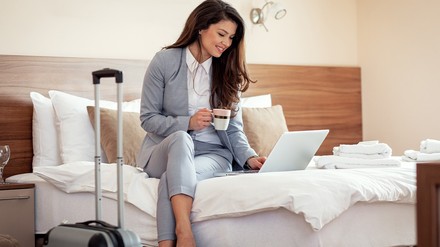 Business-Frau im Hotelzimmer