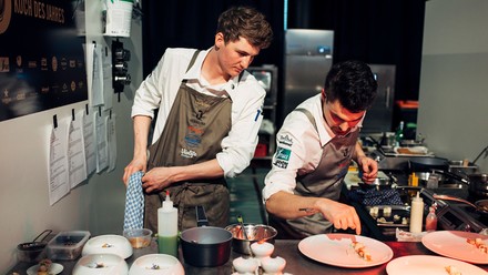Tim Steidel und Assistent Yannic Schimpf kochen um den Titel "Koch des Jahres 2022".