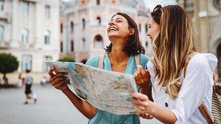 Freundinnen mit Landkarte in der Stadt