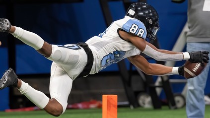 Ein Footballspieler mcht einen beeindruckenden "Catch".