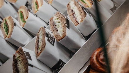 Echte Berliner Stullen und Zimtschnecken in der Warenauslage.