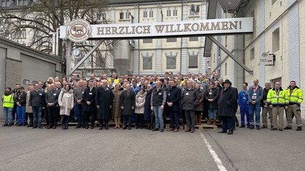 Olaf Scholz gemeinsam mit Mitarbeitern von „Gold Ochsen“ sowie den geladenen Gästen (Foto: © Brauerei Gold Ochsen)