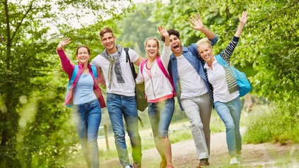 Eine Gruppe junger Menschen bei einer Wanderung in der Natur