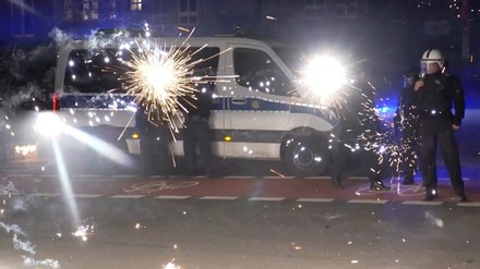 Polizisten werden in der Silvesternacht 31.12.2022 mit Feuerwerkskörpern beschossen.