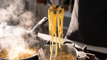 Spaghetti im Kochtopf