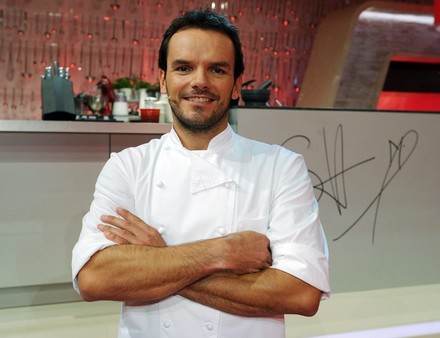 Steffen Henssler mit verschränkten Armen