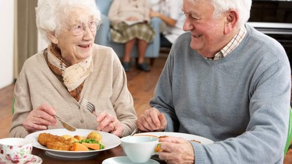 Senioren unterhalten sich am Tisch