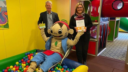 Direktor Michael Naber, Maskottchen Yoki Ahorn und Verkaufsleiterin Sonja Lachnit im Ahorn Harz Hotel Braunlage