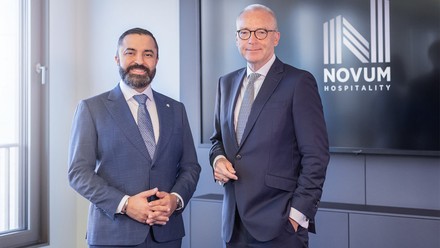 David Etmenan, Chief Executive Officer & Owner Novum Hospitality (links), mit dem neuen Aufsichtsratsvorsitzenden Alexander Boye