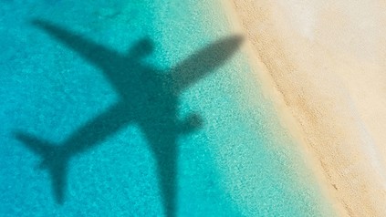 Der Schatten eines Flugzeugs an einem Strad